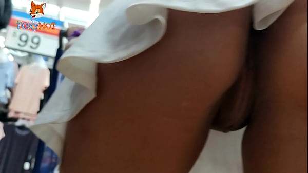 Flashing en walmart con faldita corta y algunos chicos me ven con morbo